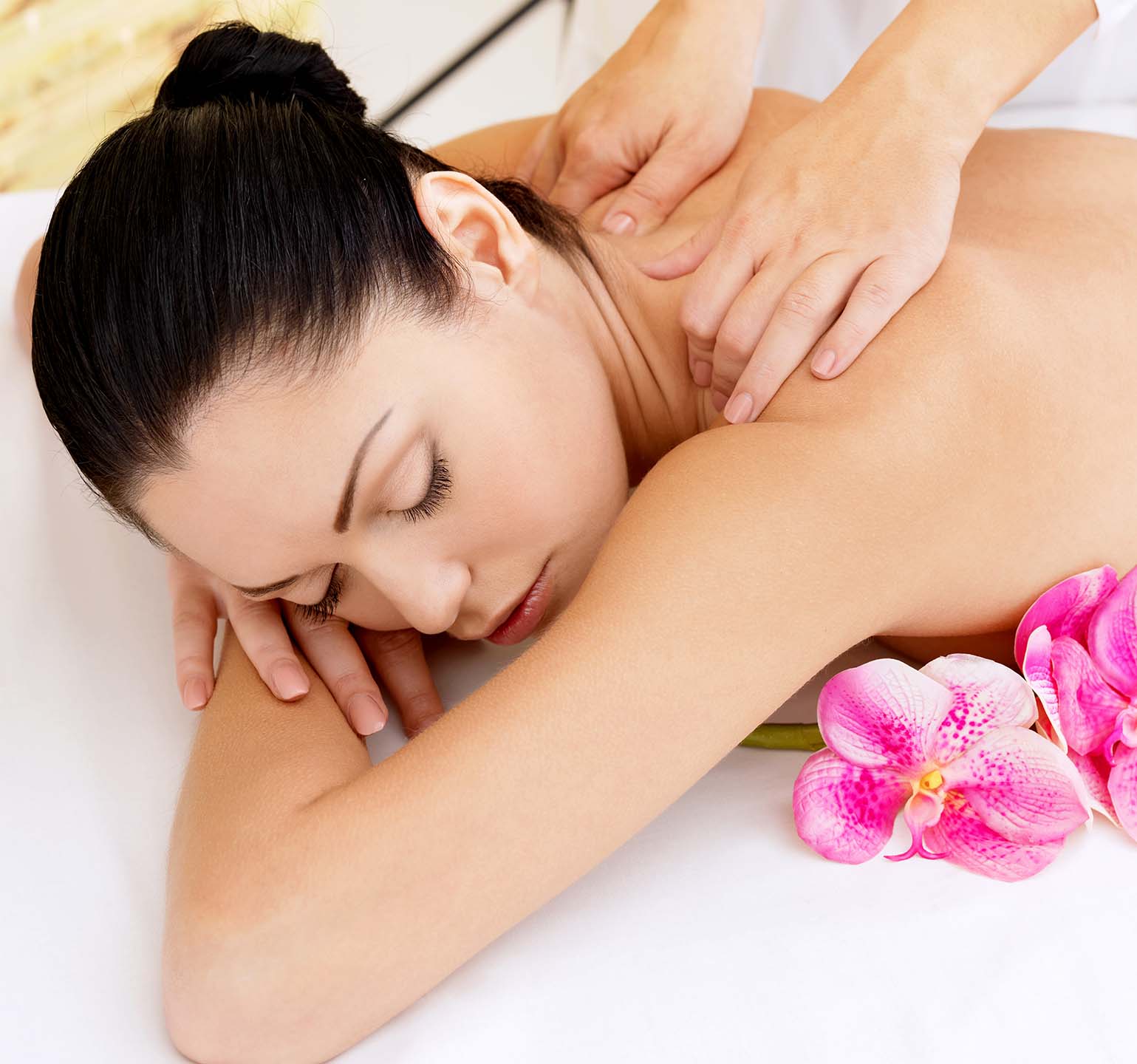 Woman on healthy massage of body in the spa salon. Beauty treatment concept.